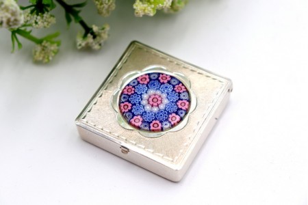 Caixa de comprimidos em prata quadrada com aplicação de vidro de Murano na tampa